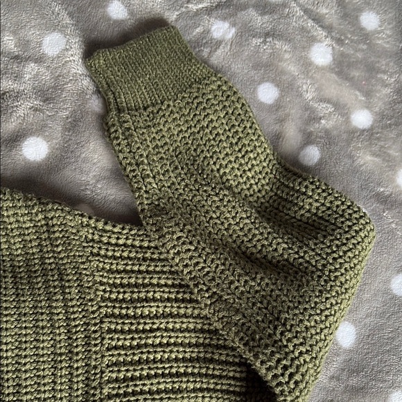 Green Hooded Sweater with Chunky Knit and Ribbed Pattern - Picture 5 of 8